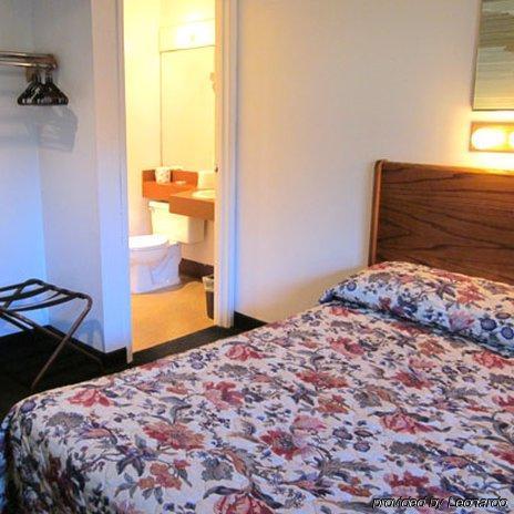 Cozy Cove Beachfront Resort Inn Линкън Сити Стая снимка