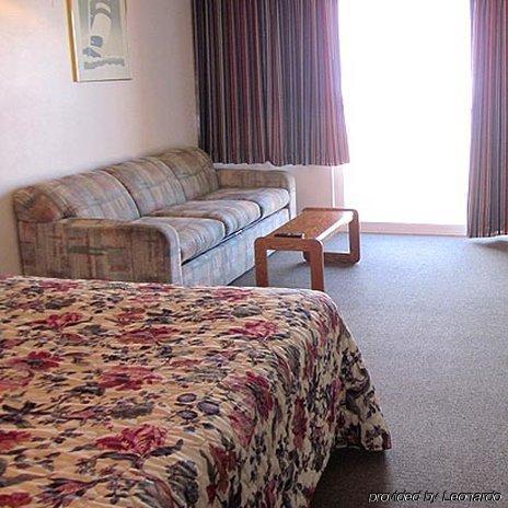 Cozy Cove Beachfront Resort Inn Линкън Сити Стая снимка