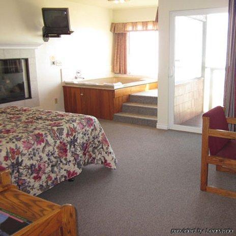 Cozy Cove Beachfront Resort Inn Линкън Сити Стая снимка