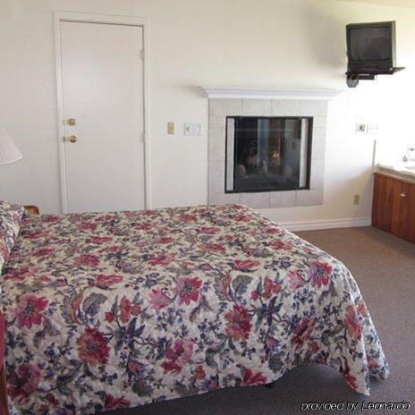 Cozy Cove Beachfront Resort Inn Линкън Сити Екстериор снимка