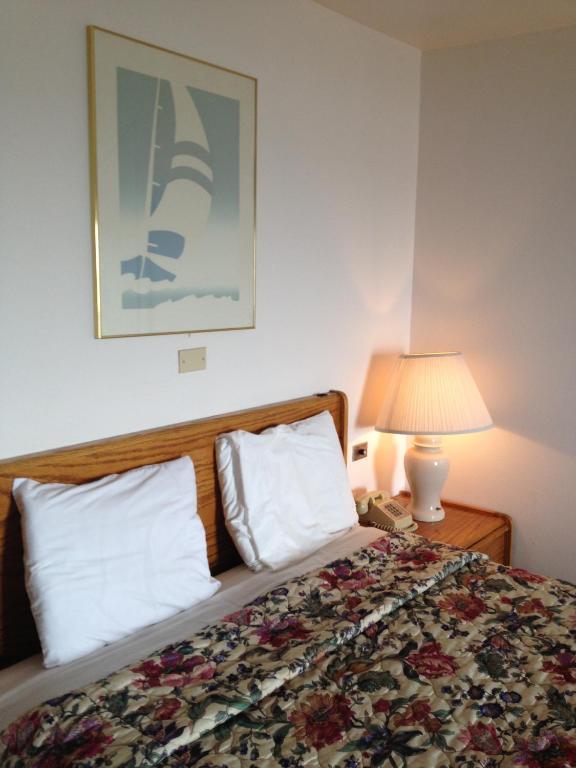 Cozy Cove Beachfront Resort Inn Линкън Сити Стая снимка