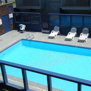 Cozy Cove Beachfront Resort Inn Линкън Сити Екстериор снимка