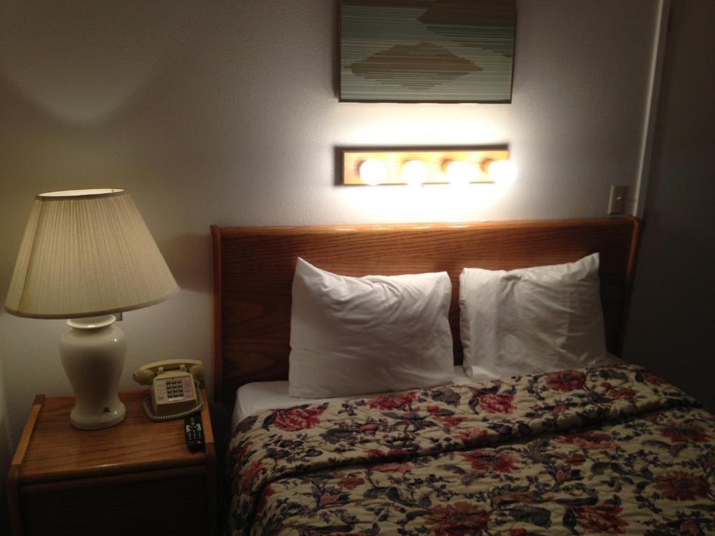 Cozy Cove Beachfront Resort Inn Линкън Сити Стая снимка
