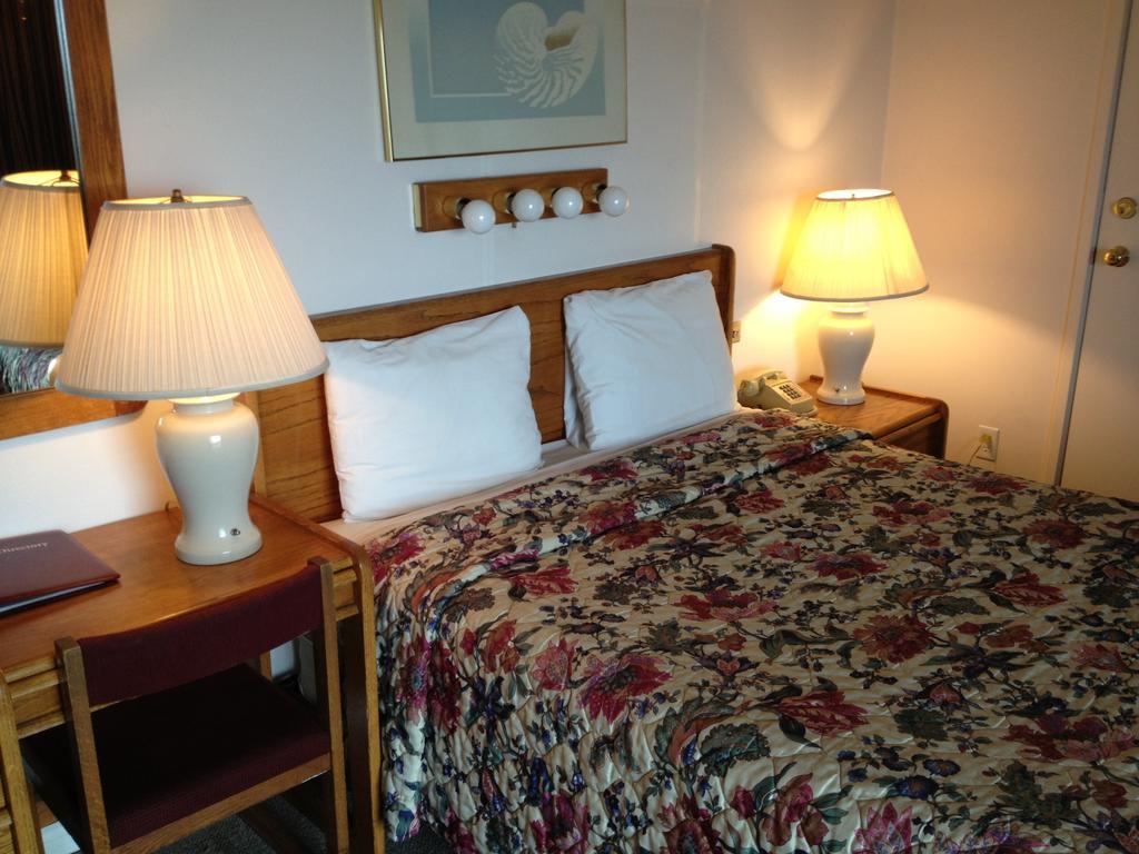 Cozy Cove Beachfront Resort Inn Линкън Сити Екстериор снимка
