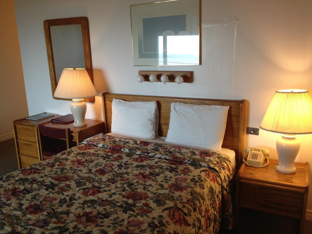 Cozy Cove Beachfront Resort Inn Линкън Сити Екстериор снимка